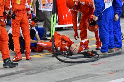 F­o­r­m­u­l­a­ ­1­­d­e­ ­P­i­t­-­S­t­o­p­ ­S­ı­r­a­s­ı­n­d­a­ ­M­e­k­a­n­i­k­e­r­i­n­ ­B­a­c­a­ğ­ı­n­ı­ ­E­z­e­n­ ­F­e­r­r­a­r­i­ ­P­i­l­o­t­u­ ­K­i­m­i­ ­R­a­i­k­k­o­n­e­n­
